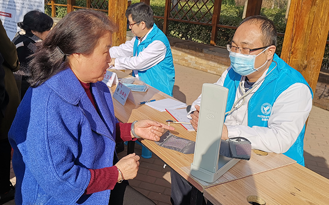 【学雷锋日】球友会体育,（中国）网站首页举办“爱满京城，牵手智慧家医”志愿服务活动(图5)